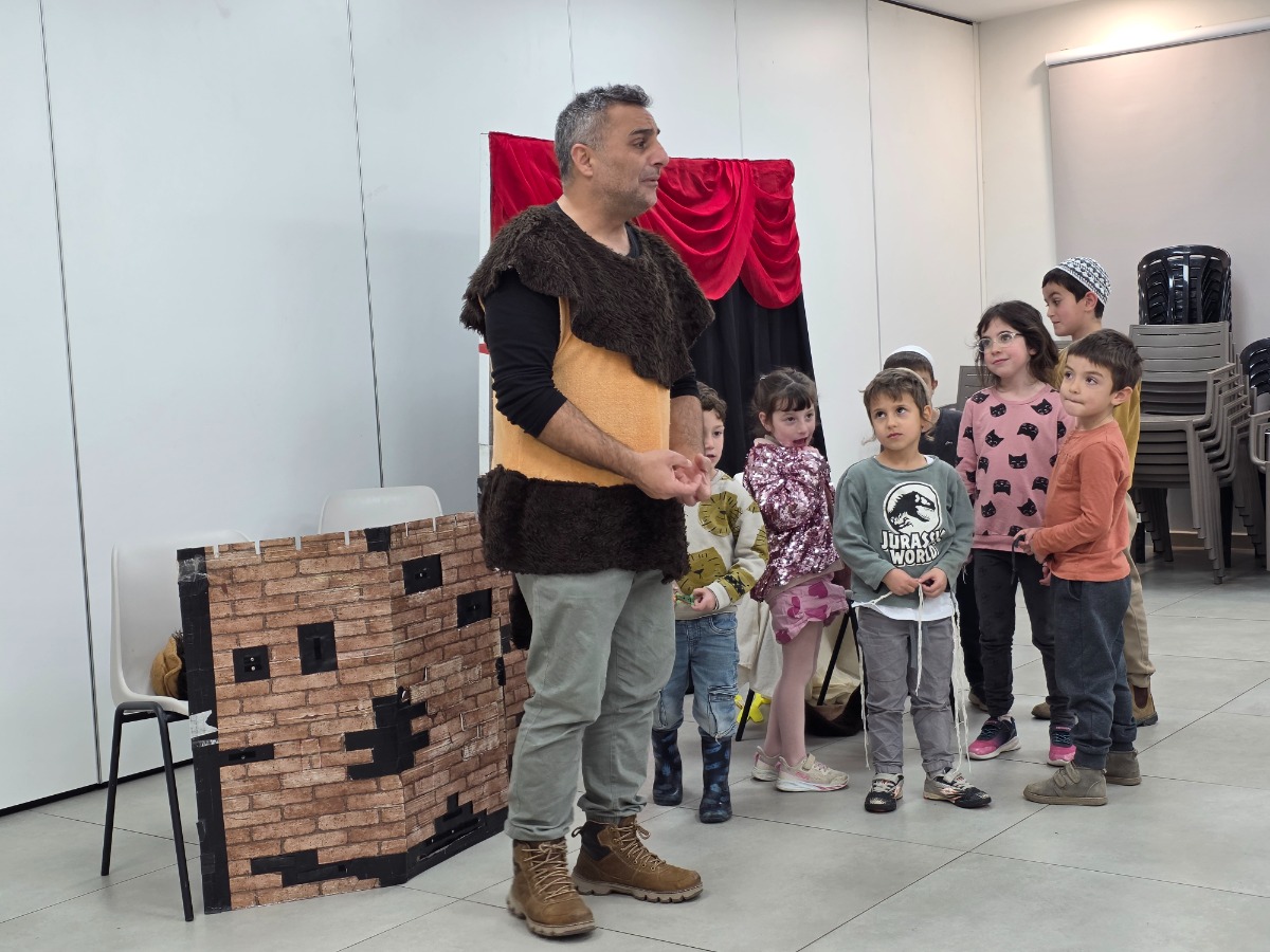 שעת סיפור בספרייה - הצגה עם עמית בן יעקב